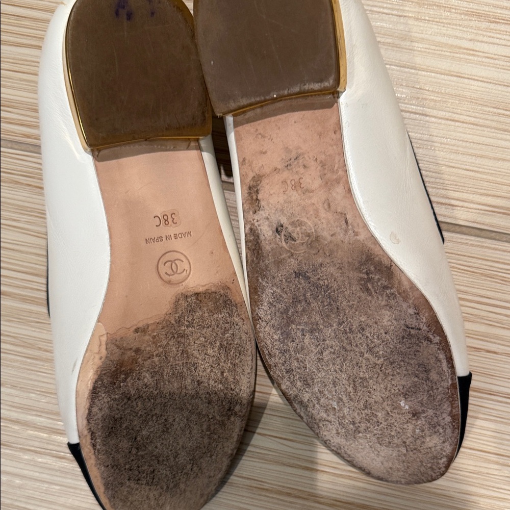 CHANEL Women's Black and Cream Flats - Picture 3 of 5